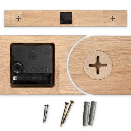 Duży, drewniany zegar ścienny, odpowiedni do kuchni lub salonu o nowoczesnym stylu.