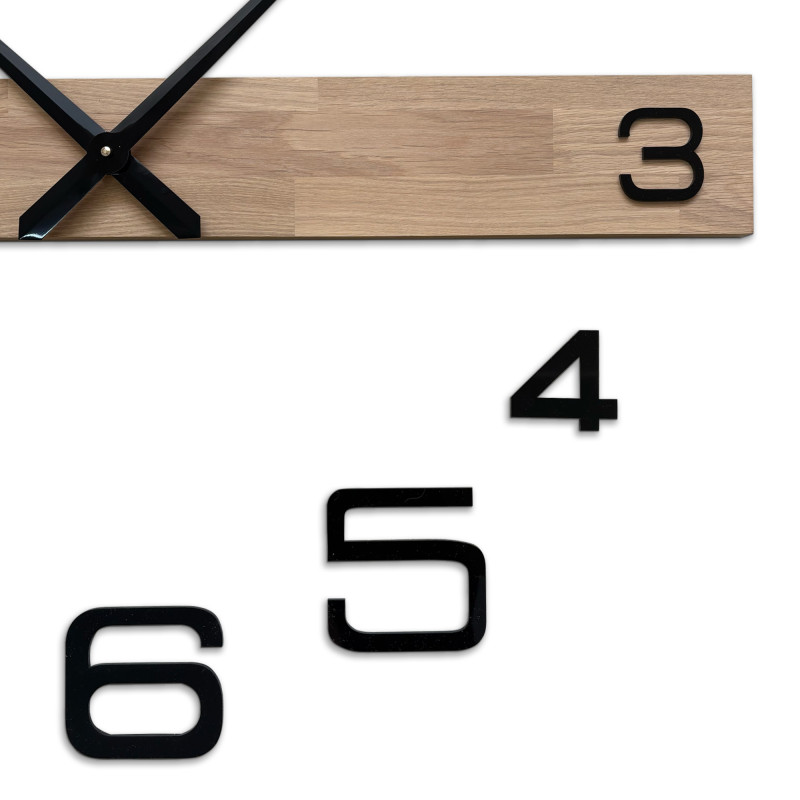 Luksusowy drewniany zegar ścienny o minimalistycznym designie i kontrastujących cyfrach.