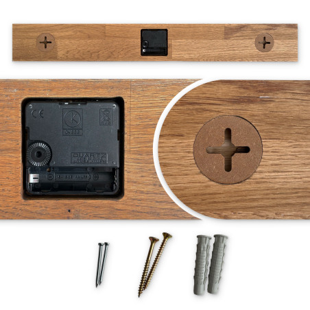 Drewniany zegar ścienny z charakterystycznymi czarnymi cyframi i czarnymi wskazówkami.