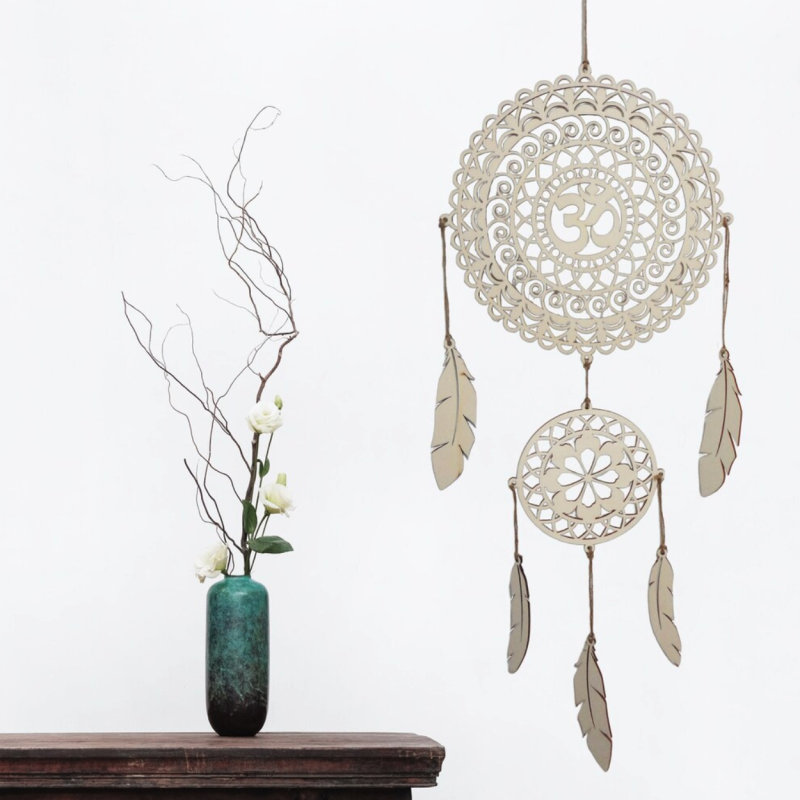 Drewniany łapacz snów z mandalą OM, naturalna dekoracja salonu, sypialni lub jako duchowy prezent.