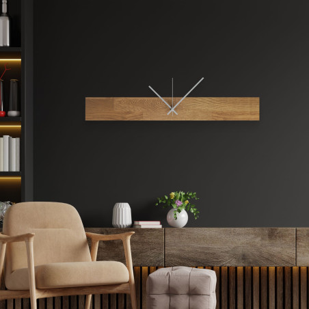 Duży drewniany zegar ścienny z charakterystycznymi czarnymi wskazówkami i oddzielnymi cyframi.