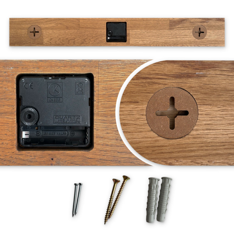 Drewniany zegar z poziomym elementem drewnianym i czarnymi cyframi arabskimi, odpowiedni do salonu.