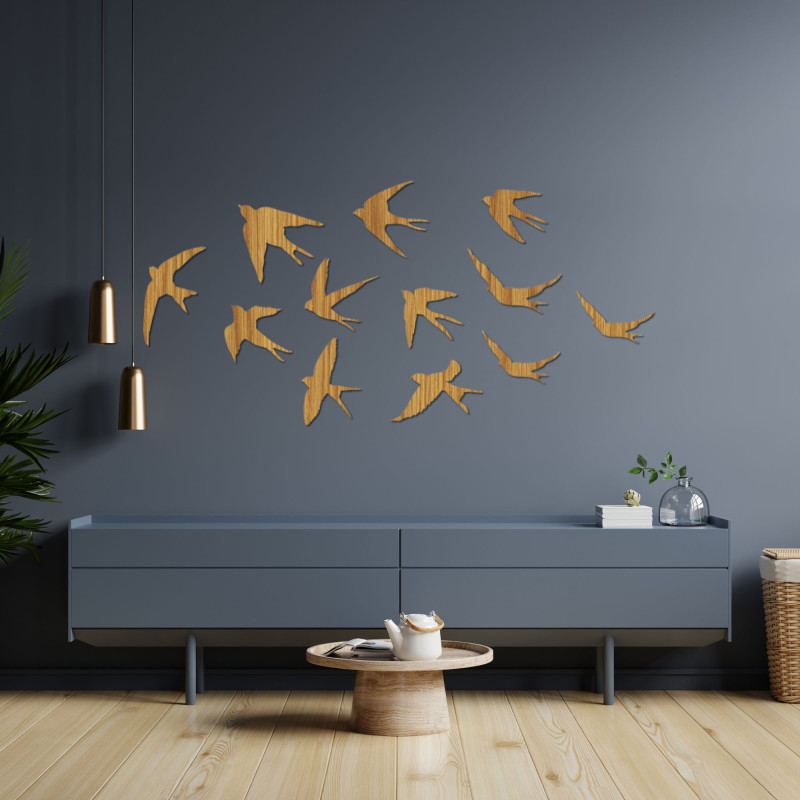 Drewniane ozdoby przedstawiające ptaki w locie...