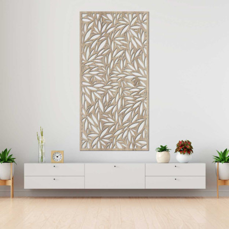 Panel dekoracyjny z wyciętymi liśćmi na jasnej ścianie