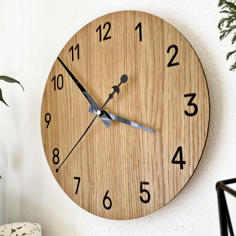 Elegancki, drewniany zegar ścienny – stylowy element każdego pomieszczenia