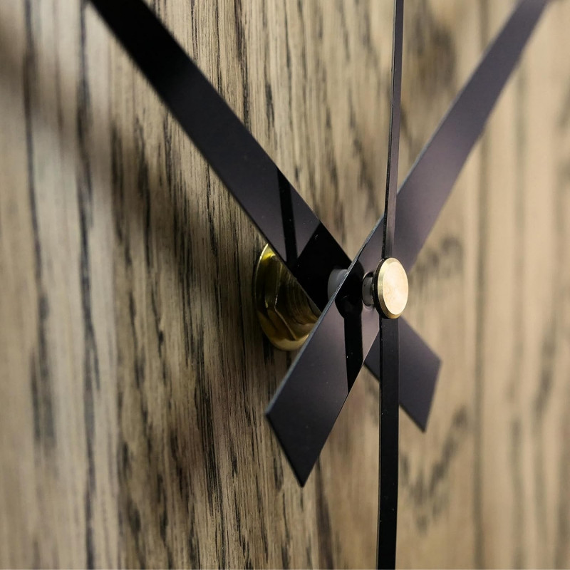 zegar ścienny wykonany z drewna dębowego.