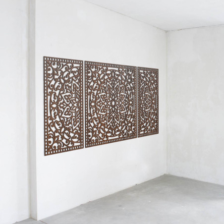 Ręcznie rzeźbione drewniane dekoracje dodają harmonii i stylu