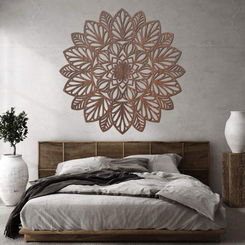 Misternie rzeźbiona mandala na ścianie jako dominujący element nowoczesnego wnętrza.