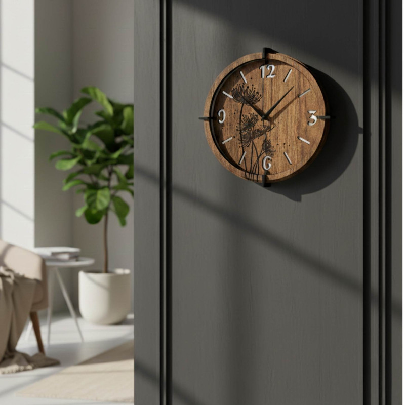 Fragment grawerowanych dmuchawców na drewnianym zegarze z dekoracją z orzecha włoskiego.