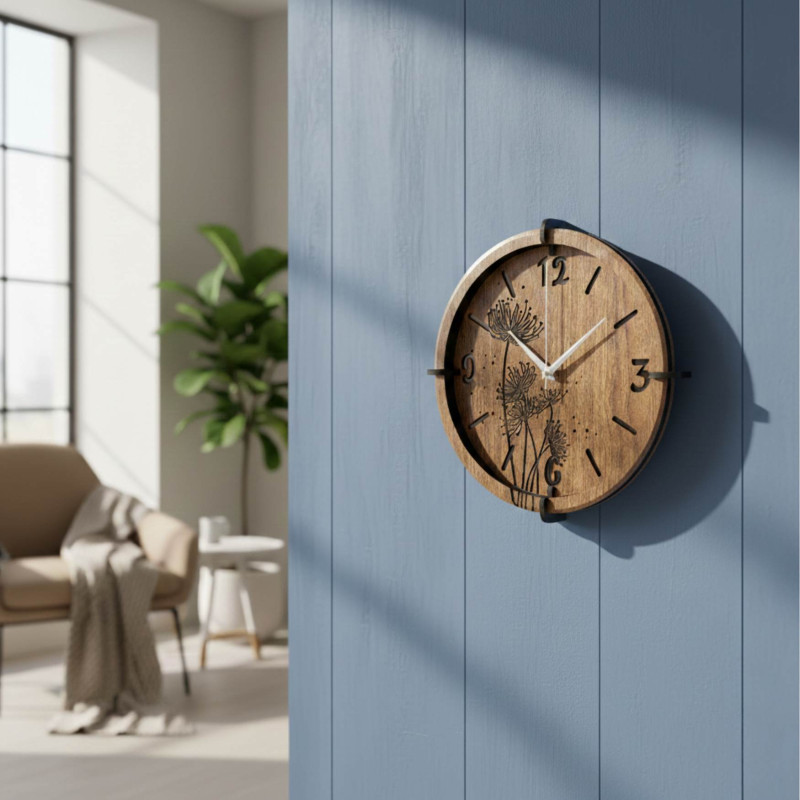 Fragment grawerowanych dmuchawców na drewnianym zegarze z dekoracją z orzecha włoskiego.