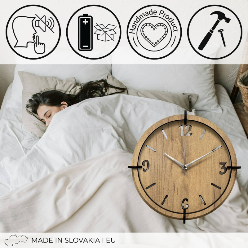 Elegancki zegar ścienny w stylu naturalnego dębu z czarnymi wskazówkami.