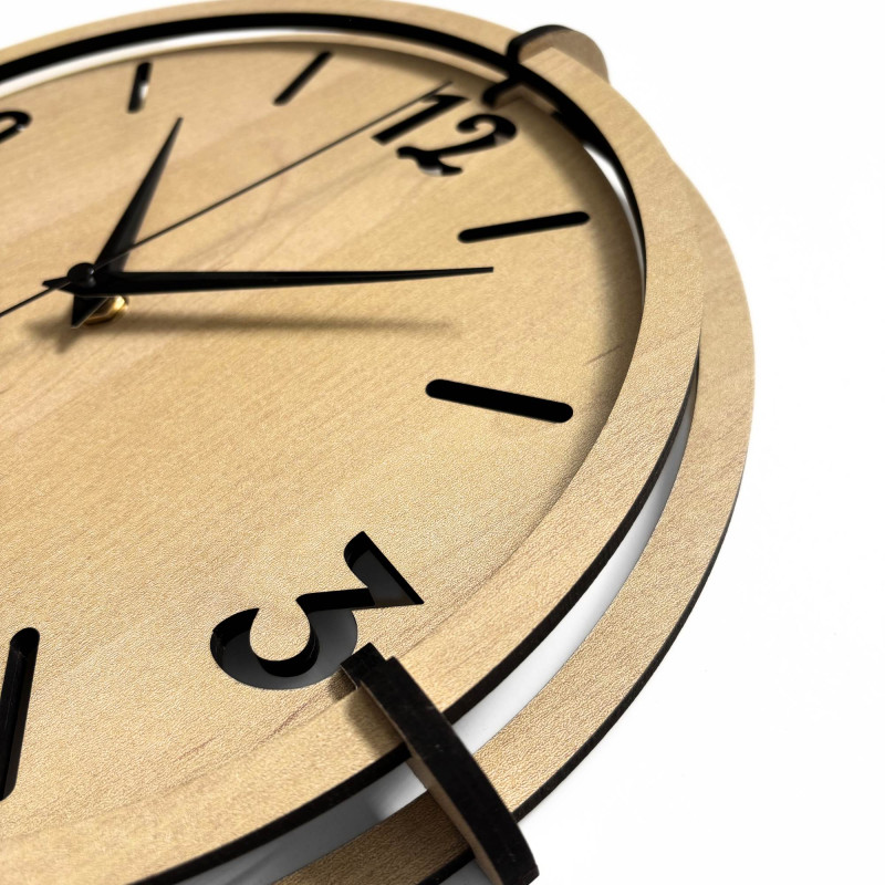 Nowoczesny drewniany zegar ścienny z plastikowymi cyframi 3D i charakterystyczną ramką o naturalnym wzorze.