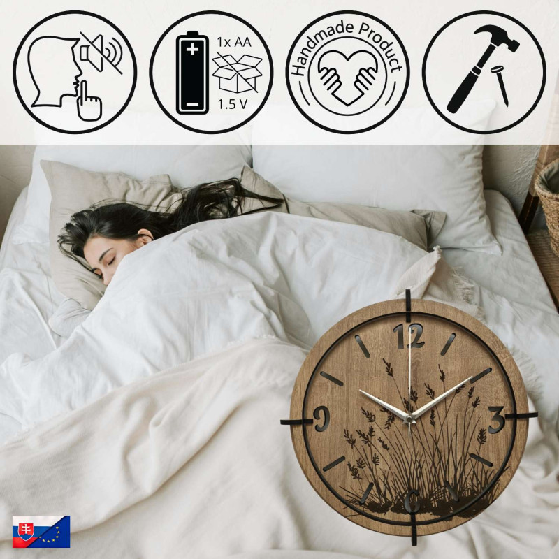 Drewniany zegar z delikatnym motywem trawy łąkowej i eleganckimi cyframi - idealny do salonu.