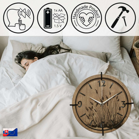 Drewniany zegar z delikatnym motywem trawy łąkowej i eleganckimi cyframi - idealny do salonu.
