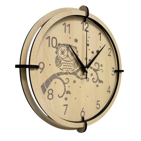 Dziecięcy zegar ścienny w kształcie sowy wykonany z drewna klonowego przynosi spokój i radość.