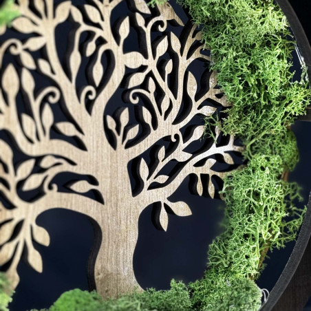 Zbliżenie na podświetlone, drewniane Drzewo Życia otoczone mchem.