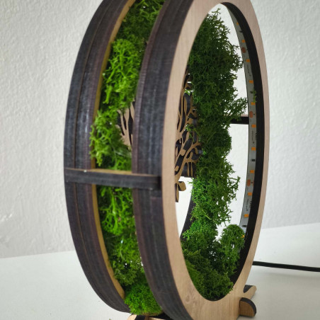 Stylowa lampa stołowa z symbolem Drzewa Życia i zielonym mchem.