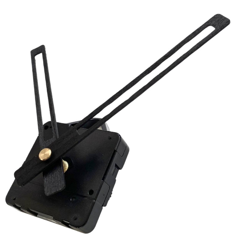 Ciche, czarne wskazówki zegara sprawiają, że jest to stylowy i elegancki zegar ścienny.