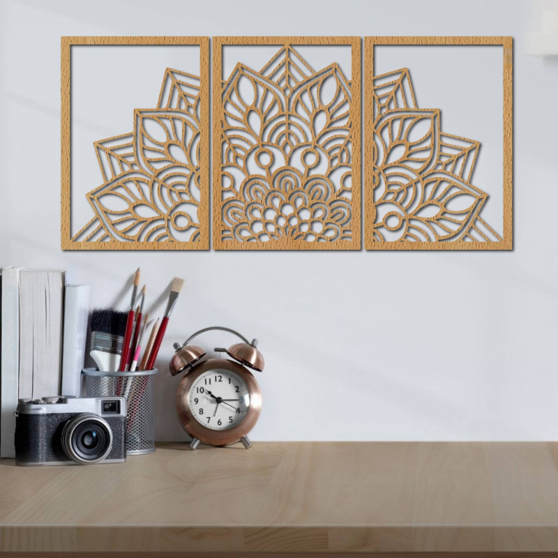 Precyzyjnie rzeźbiona mandala i zegar. Połączenie sztuki i naturalnego materiału.