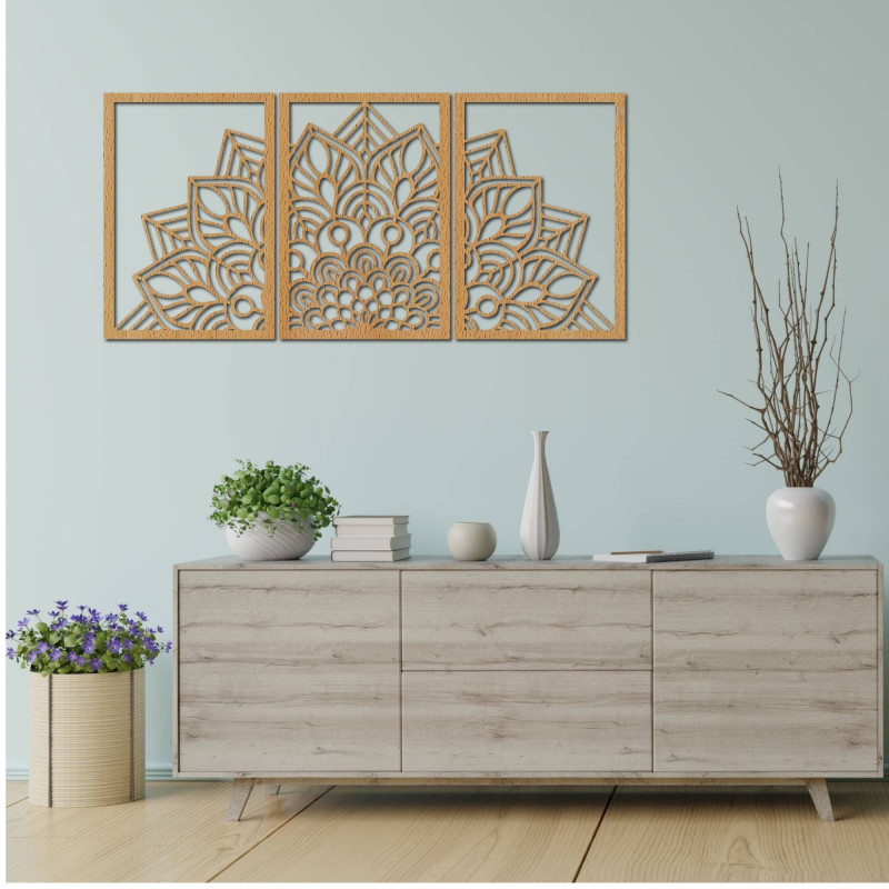 Precyzyjnie rzeźbiona mandala i zegar. Połączenie sztuki i naturalnego materiału.