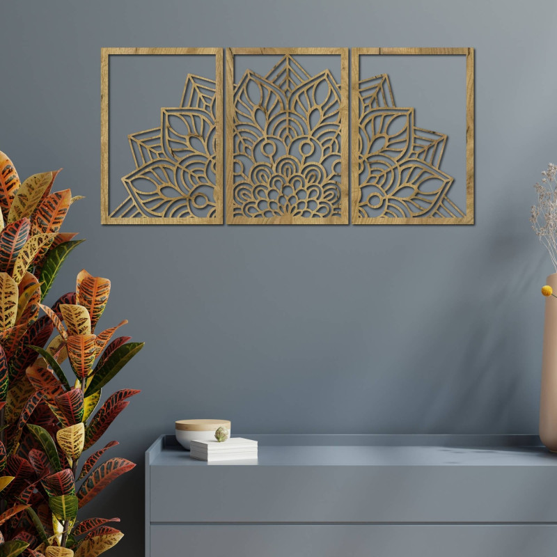 Precyzyjnie rzeźbiona mandala i zegar. Połączenie sztuki i naturalnego materiału.