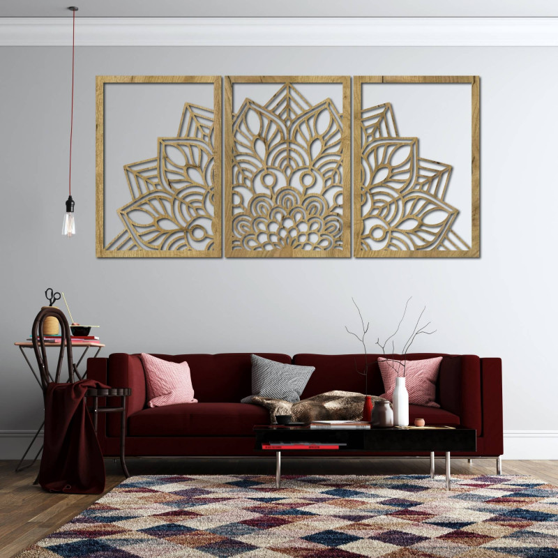 Precyzyjnie rzeźbiona mandala i zegar. Połączenie sztuki i naturalnego materiału.