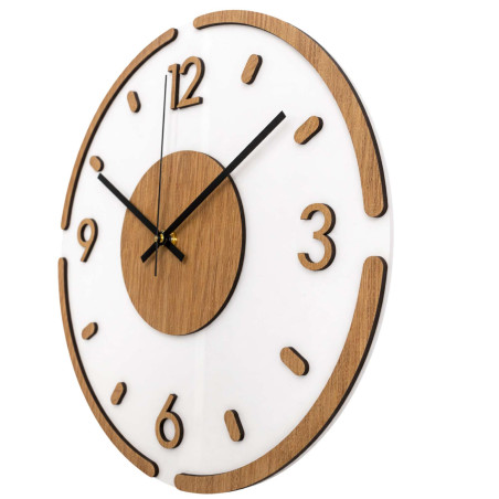 Elegancki biały zegar z drewnianymi detalami i metalowymi, srebrnymi wskazówkami.
