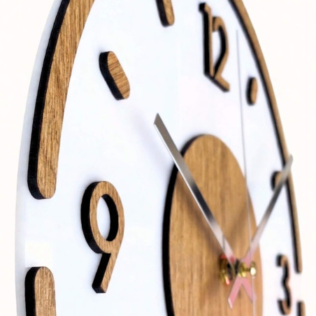 Cichy zegar ścienny: biała tarcza, drewniane cyfry, srebrne wskazówki.