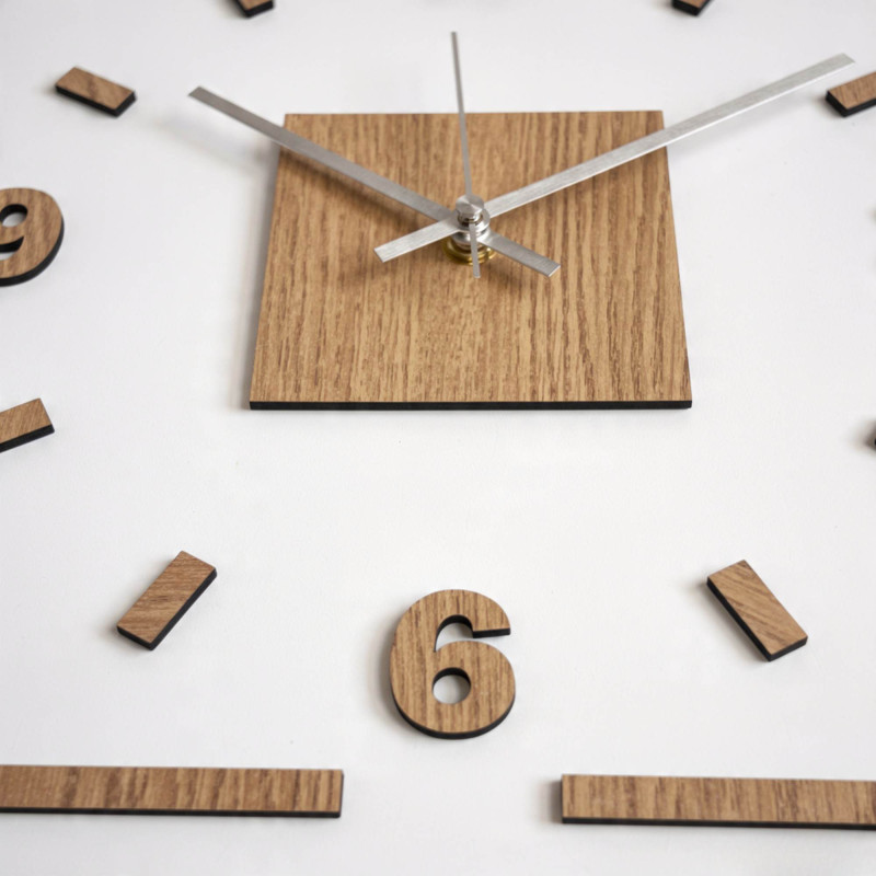 Designerski zegar ścienny wykonany z płyty HDF, wzór dębu i białego pleksi