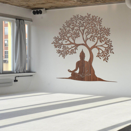 Drewniane drzewo życia z sylwetką spokojnego Buddy