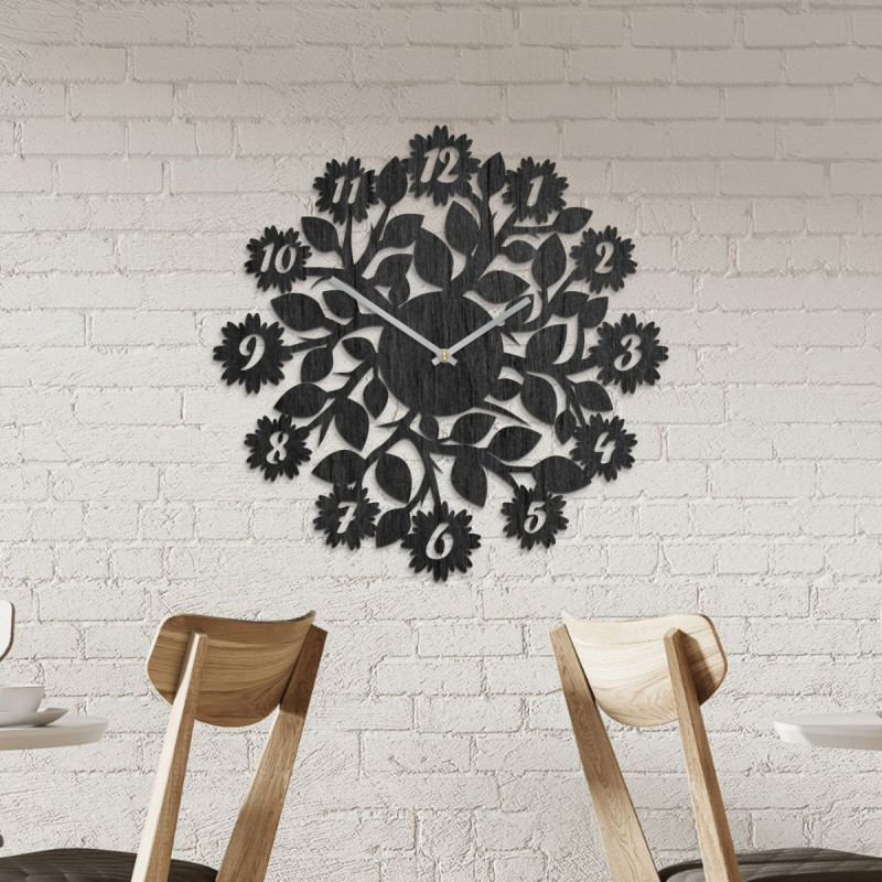 Elegancki, drewniany zegar z cichym mechanizmem i delikatnym motywem kwiatowym.