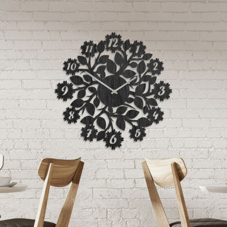 Elegancki, drewniany zegar z cichym mechanizmem i delikatnym motywem kwiatowym.