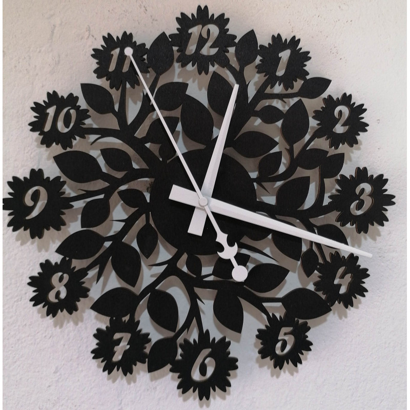 Elegancki, drewniany zegar z cichym mechanizmem i delikatnym motywem kwiatowym.