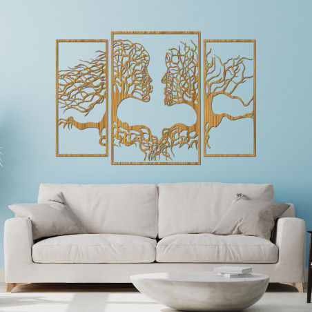 Trzyczęściowy obraz przedstawia związek człowieka z naturą, w którym drzewa i ludzkie twarze harmonijnie się ze sobą łączą.