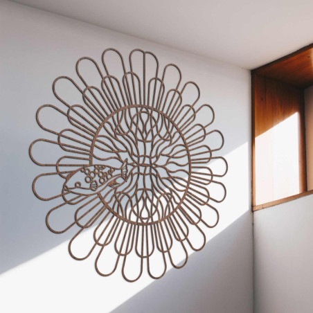 Czarna drewniana mandala z rybą na białej ścianie w nowoczesnym mieszkaniu