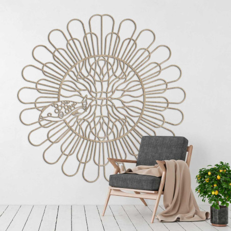 Czarna drewniana mandala z rybą na białej ścianie w nowoczesnym mieszkaniu