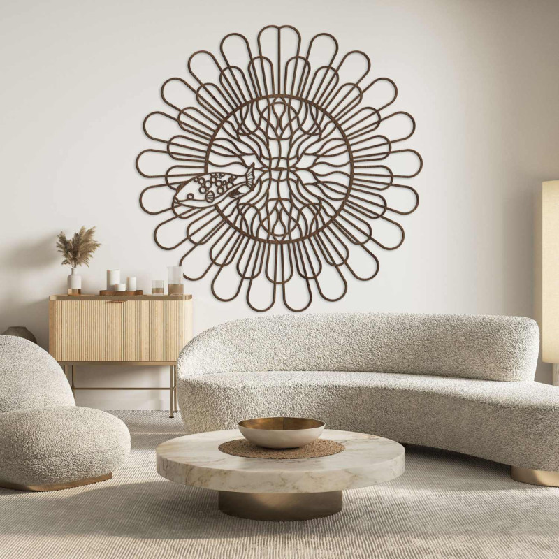 Czarna drewniana mandala z rybą na białej ścianie w nowoczesnym mieszkaniu