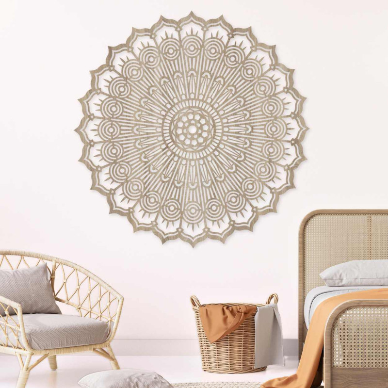 Brązowa rzeźbiona mandala, okrągły drewniany panel. Geometryczna sztuka i ozdobna dekoracja domu.