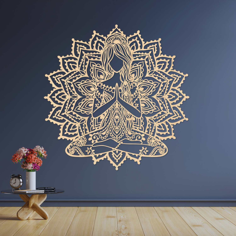 Mandala z kobietą uprawiającą jogę wykonana z drewna – harmonijna dekoracja nowoczesnego domu.