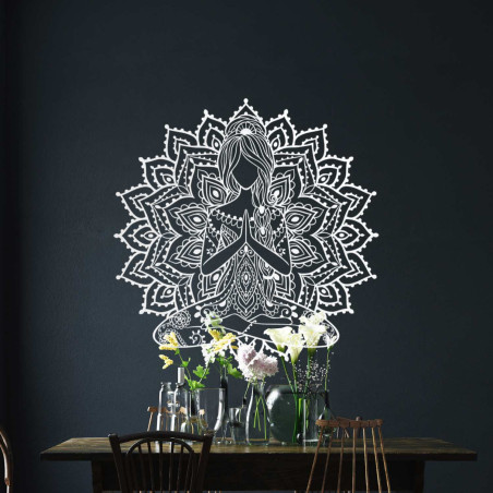 Designerska drewniana mandala z motywem jogi - trójwymiarowa dekoracja ścienna do salonu o harmonijnym efekcie.
