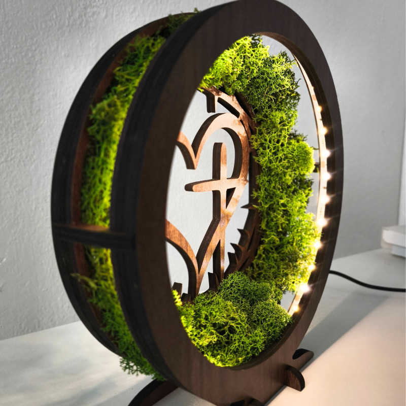 Drewniana lampa LED z sercem i krzyżem. Naturalny mech i ciepłe światło dla Twojego domu.