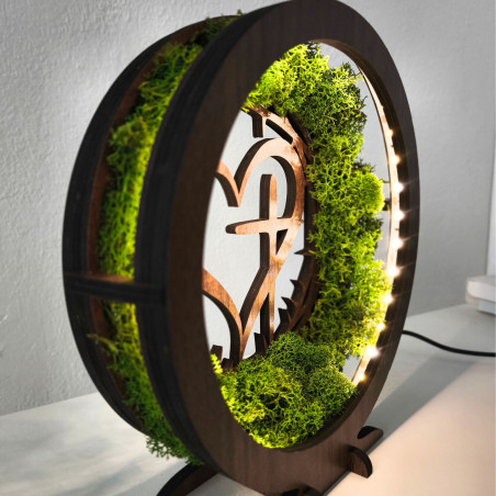 Drewniana lampa LED z sercem i krzyżem. Naturalny mech i ciepłe światło dla Twojego domu.