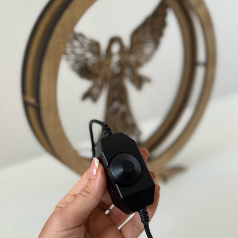 Elegancka drewniana lampa LED w kształcie anioła z ciepłym podświetleniem
