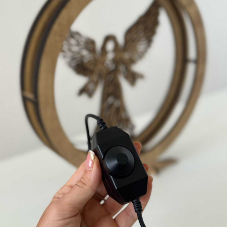 Elegancka drewniana lampa LED w kształcie anioła z ciepłym podświetleniem