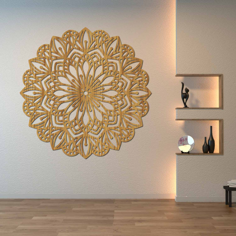 Drewniana mandala na ścianę z bogatym wzorem ozdobnym w naturalnym wykończeniu
