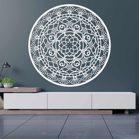 Drewniana mandala na ścianie symbolizująca harmonię, równowagę i spokój