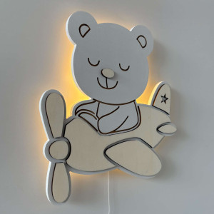 Dziecięca lampa LED Miś w samolocie łączy w sobie bezpieczne oświetlenie, jakość wykonania i stylowy design