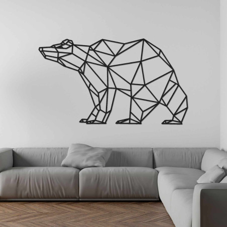 Drewniany wizerunek niedźwiedzia, rzeźbiony laserowo w nowoczesnym, geometrycznym stylu.