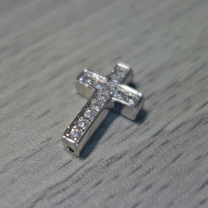 Metalowy krzyż z cyrkoniami - srebrny