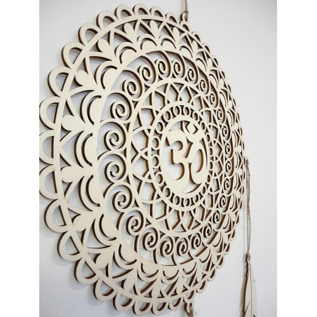 Łapacz snów w stylu boho wykonany z drewna, symbol OM, naturalna dekoracja, idealny na prezent lub do salonu.